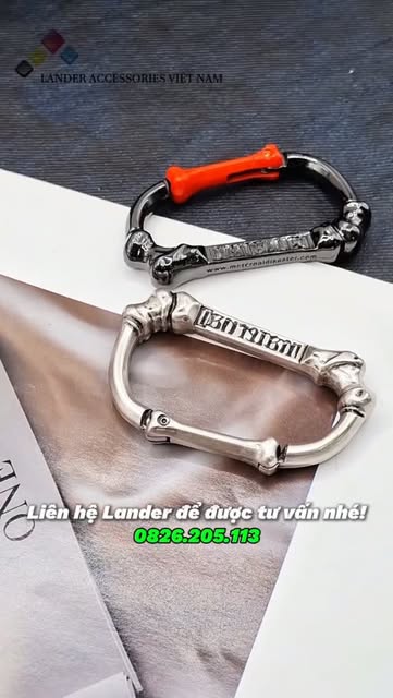 Móc carabiner kim loại tạo hình, điểm nhấn màu cam